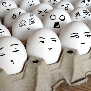 разрисованные яйца в лотке для яиц